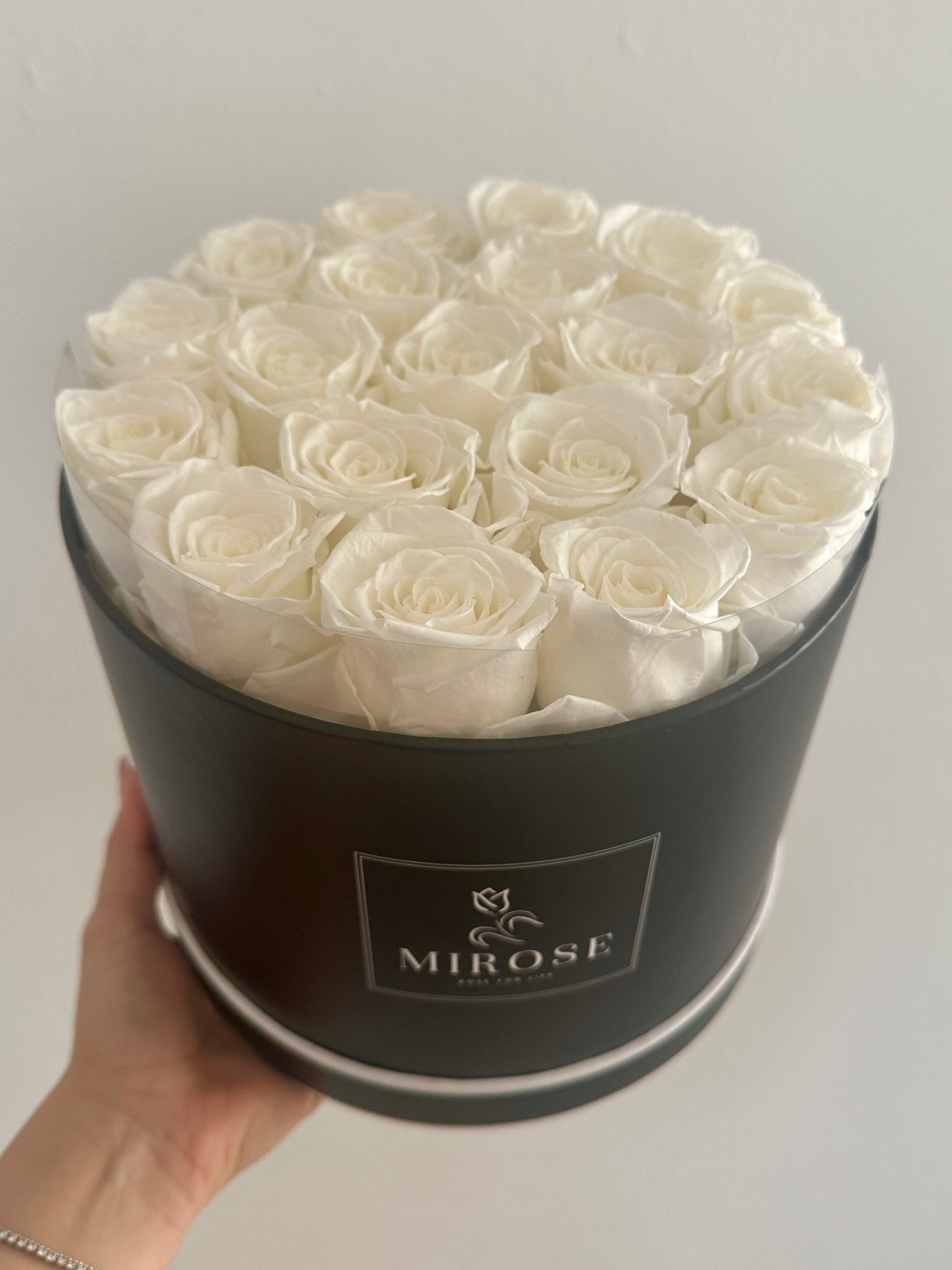Large round 19 eternal roses