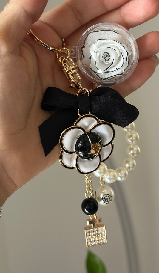 Keychain chanel mini eternal rose . MIROSE ETERNAL ROSE