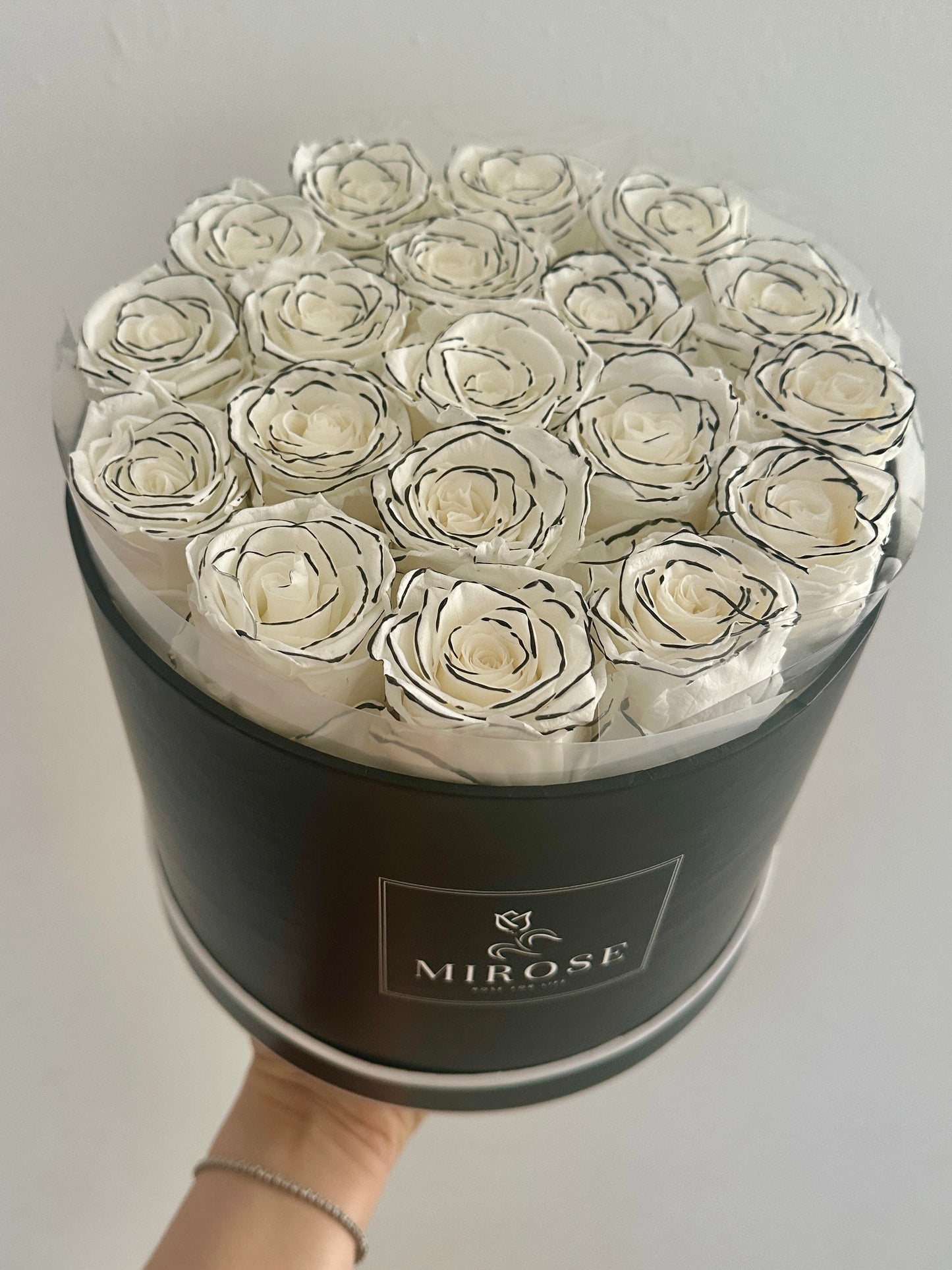 Large round 19 eternal roses