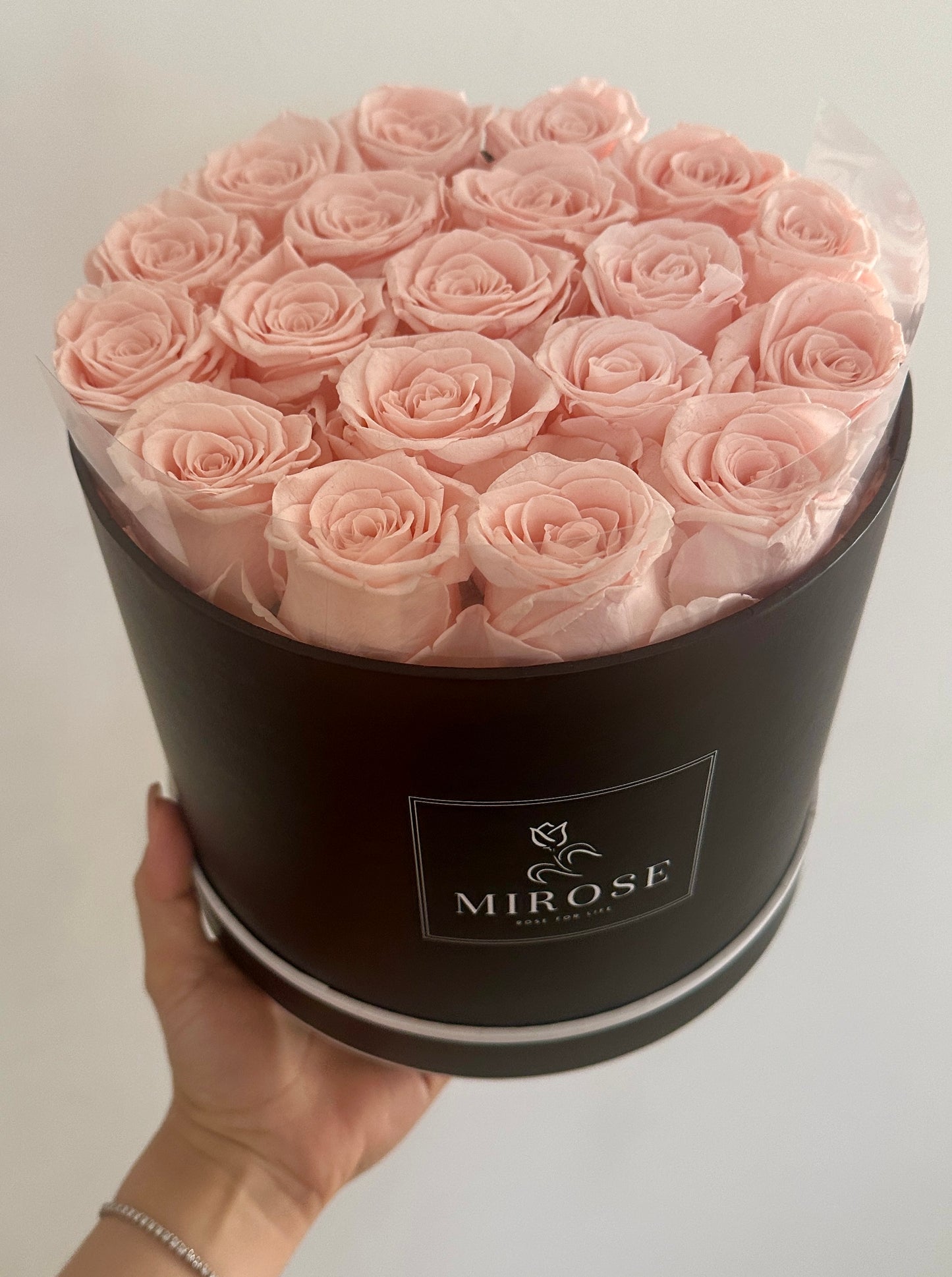 Large round 19 eternal roses